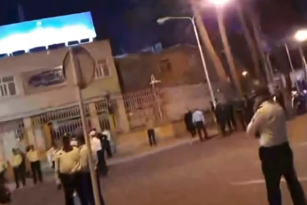 القضاء الإيراني يستدعي 10 مواطنين بسبب احتجاجهم على الانقطاعات المتكررة للماء والكهرباء