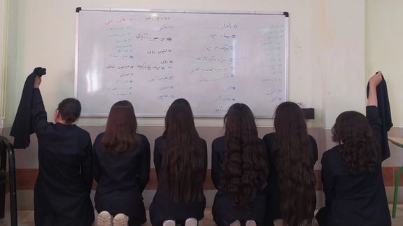 ابتکار دختران دانشآموز برای حمایت از هشتگ مهسا امینی