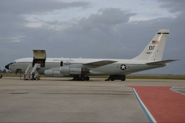 همزمان با تهدید ترامپ علیه جمهوری اسلامی، هواپیمای «ردیاب هستهای» آمریکا وارد بریتانیا شد