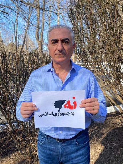 شاهزاده رضا پهلوی با انتشار تصویری از خود اعلام کرد به کارزار «نه به جمهوری اسلامی» پیوسته است
