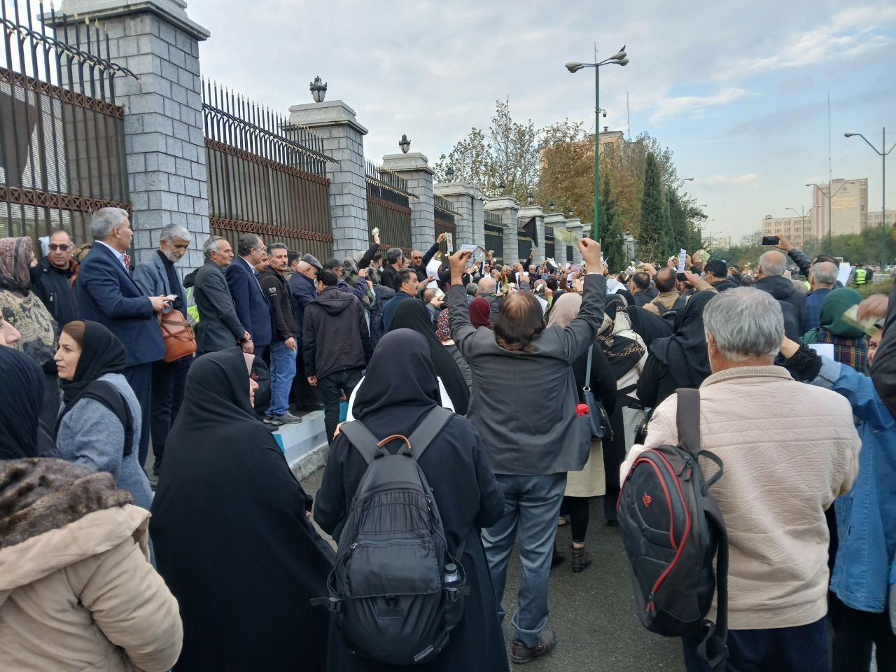 صدها معلم بازنشسته مقابل مجلس شورای اسلامی تجمع کردند