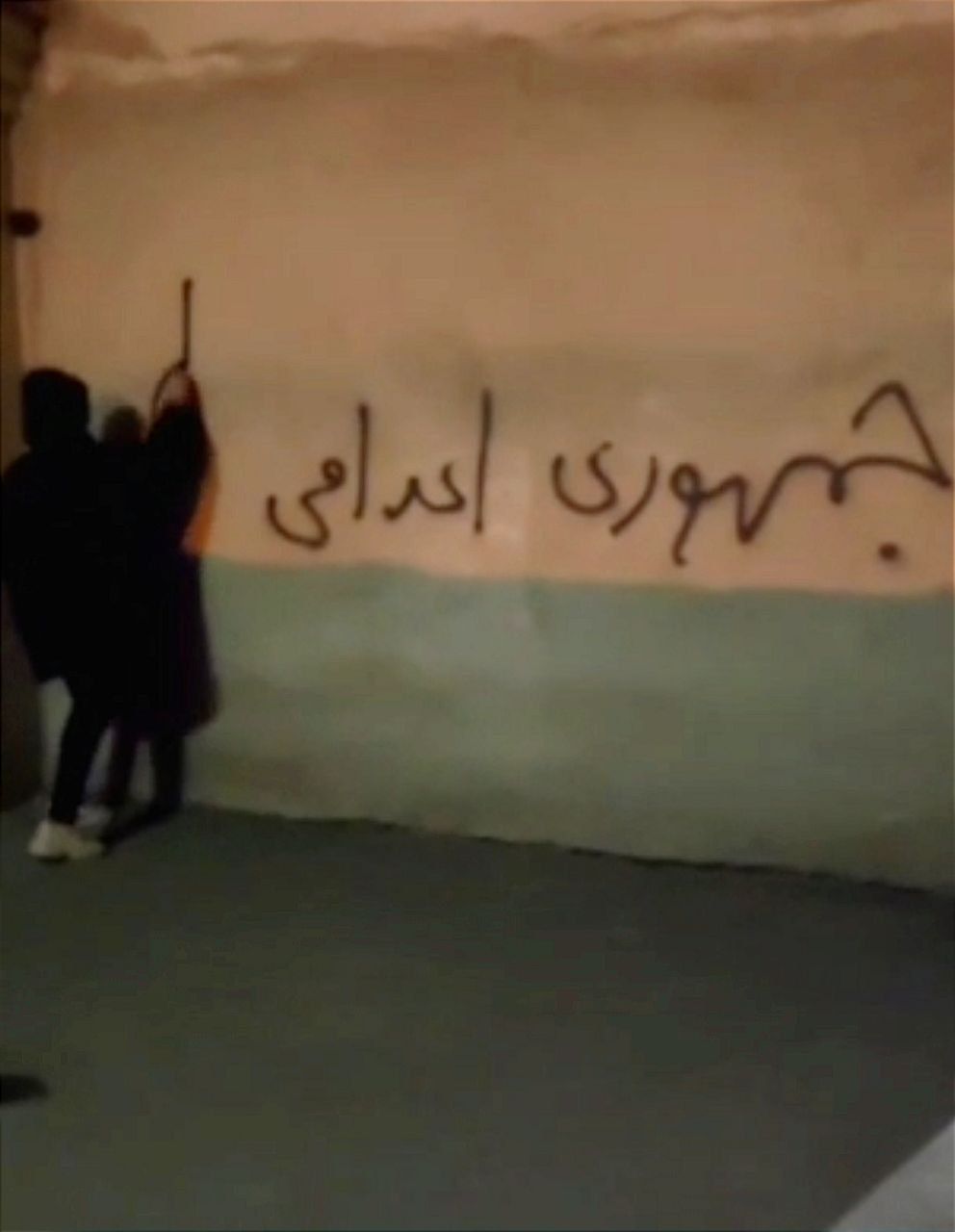 تداوم شعارهای شبانه علیه دیکتاتوری؛ معترضان به شکل‌های مختلف از اعدام‌شدگان یاد می‌کنند