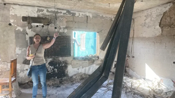 مادر دانیل، ریتا، خانه های سوخته شده در نیر اوز را نشان می دهد.