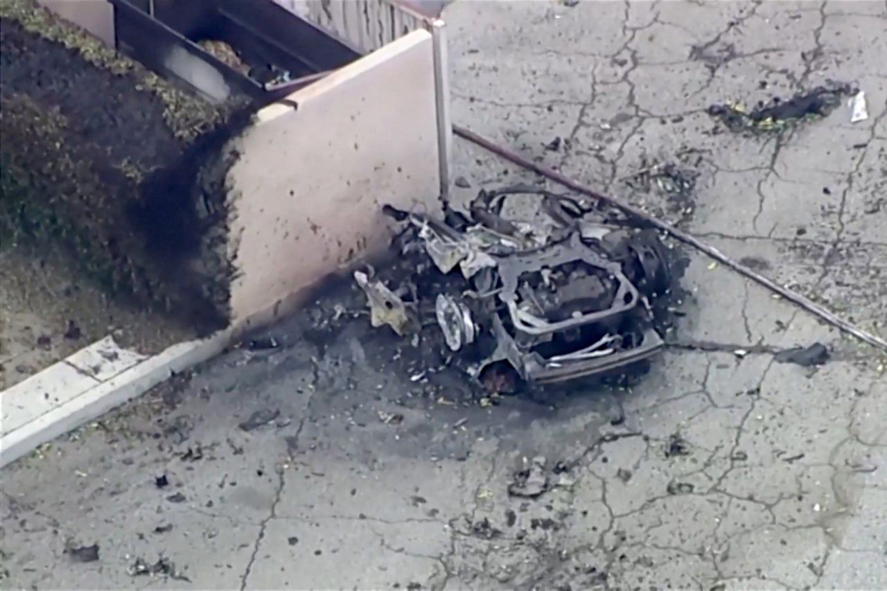 باقی‌مانده‌های خودروی منفجر شده