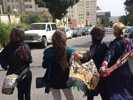 اعتراض ۲۱ زن کنشگر سیاسی به حجاب اجباری: زنان از خواستههای به حق خود نمیگذرند