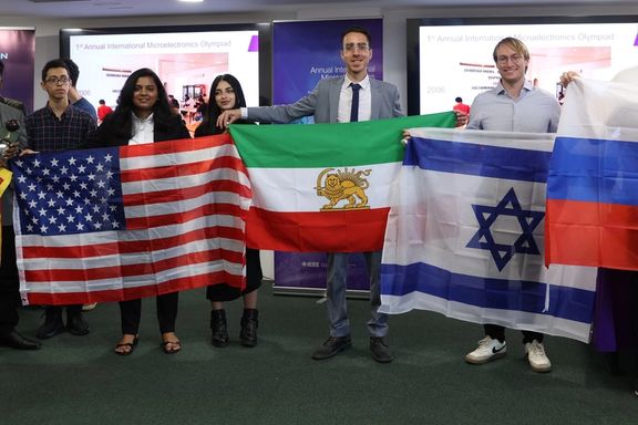 علی رمضانی، دانشجوی زندانی سابق، کسب طلای المپیاد را با پرچم شیر و خورشید جشن گرفت