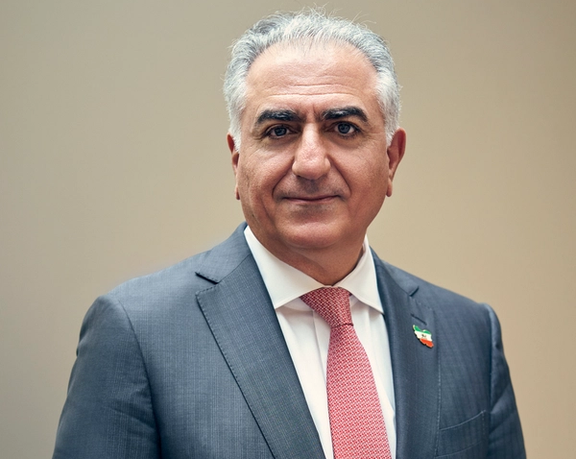 شاهزاده رضا پهلوی: جمعه شب با هممیهنانتان همراه باشید و خیابانها را رها نکنید