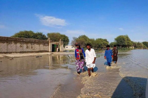 People walking in flood-hit areas in Sistan-Baluchestan province (March 2024)