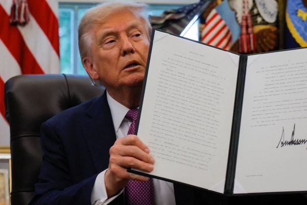 ترامپ دستوری را برای تحریم کشورهایی که آمریکاییها را ناعادلانه بازداشت میکنند، صادر کرد