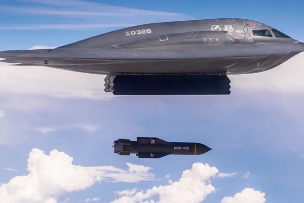 کاخ سفید: بمبافکنهای بی۲ سایتهای موشکی زیرزمینی ایران را بمباران کردند