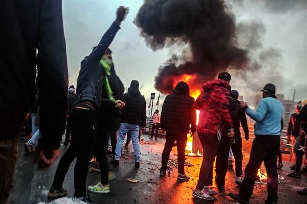 إيران تشن حملة قمع استباقية بحق ناشطين وإعلاميين لمنع الاحتجاجات بعد رفع أسعار البنزين