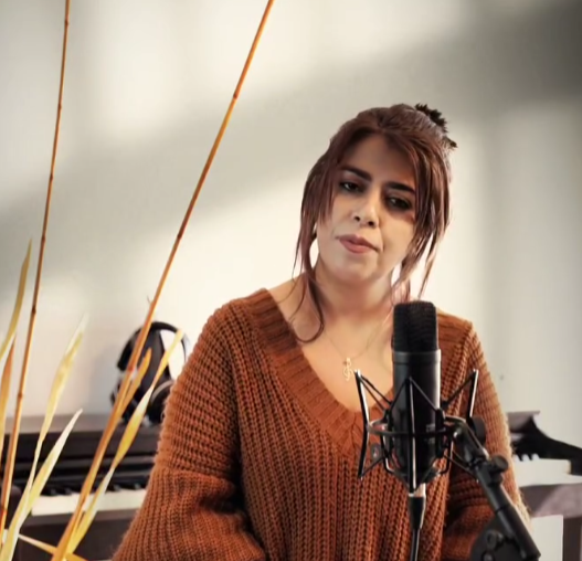 بیتا حاجی‌صادقیان، خواننده زن، با دو اتهام‌ به دادسرای اصفهان احضار شد