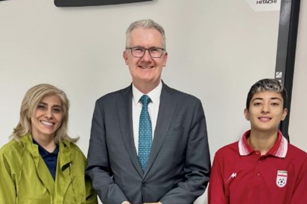 دیدار وزیر کشور استرالیا با دو عضو دیگر تیم فوتبال زنان ایران که در این کشور ماندند