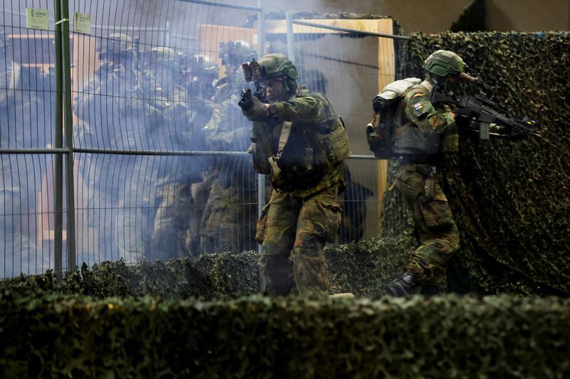 بررسی اعزام نیروهای رزمی بیشتر به منطقه هم‌زمان با مذاکرات غیرمستقیم واشینگتن و تهران