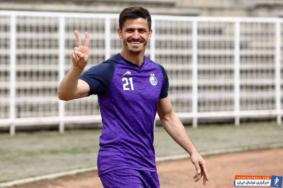 لاعب كرة قدم إيرانية معارض: قائد الاستبداد في حرب مع إله الحرية