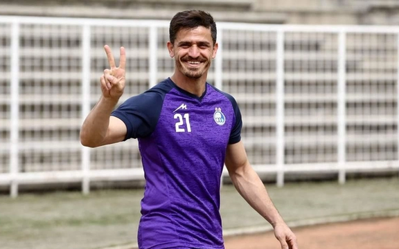 لاعب كرة قدم إيرانية معارض: قائد الاستبداد في حرب مع إله الحرية