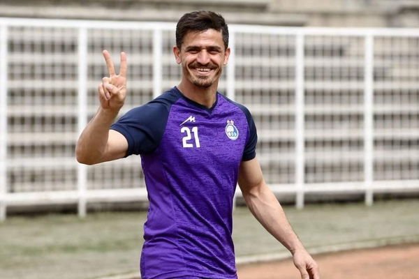 لاعب كرة قدم إيرانية معارض: قائد الاستبداد في حرب مع إله الحرية