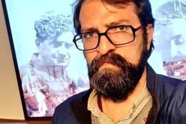 فواد شمس، روزنامهنگار و تحلیلگر سیاسی، در پی اقدام به خودکشی درگذشت