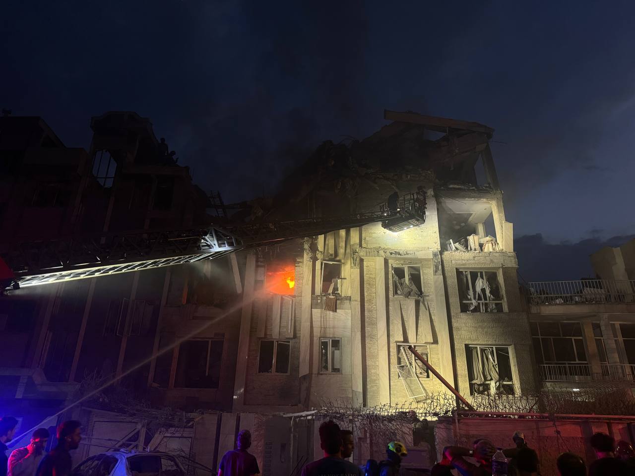 اسرائیل به خانه مقامات ارشد نظامی و سیاسی جمهوری اسلامی حمله کرد