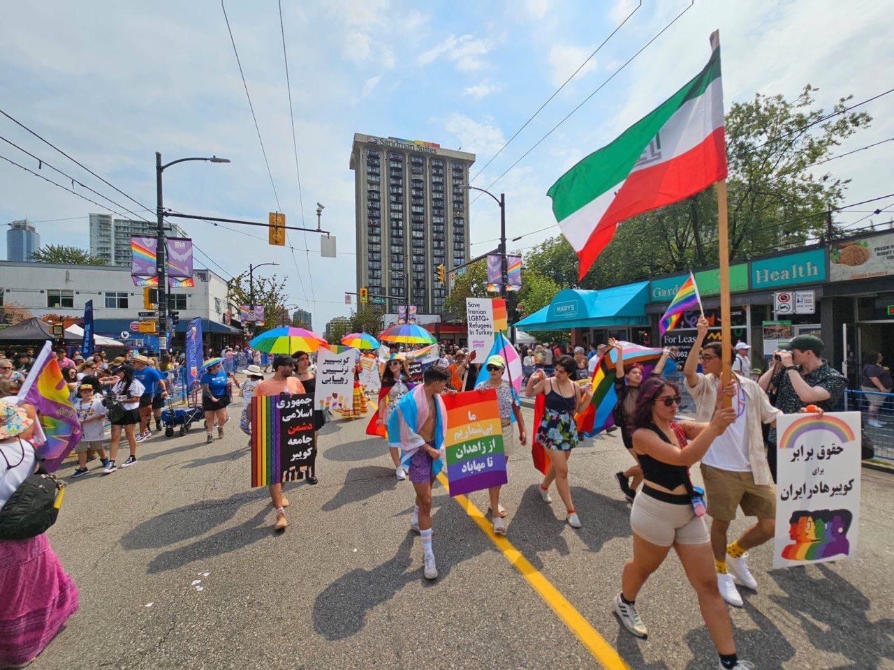 کوییرهای ایرانی و متحدان آنها با شعار «زن،‌زندگی، آزادی» در رژه افتخار ونکوور شرکت کردند