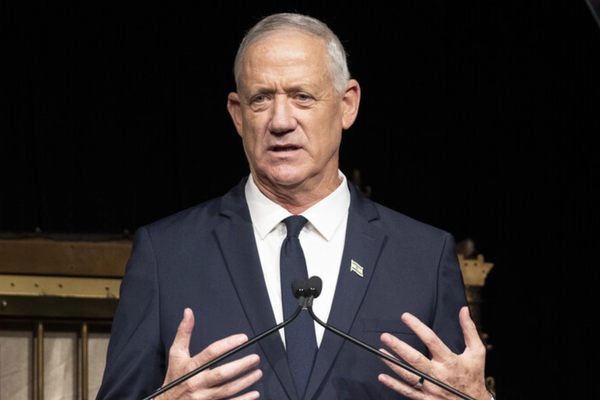 وزير الدفاع الإسرائيلي السابق: يجب الردّ على هجمات الحوثيين بردّ قاسٍ في طهران