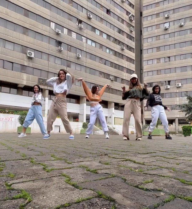 تلاش نیروهای جمهوری اسلامی برای شناسایی دختران رقصنده در شهرک اکباتان