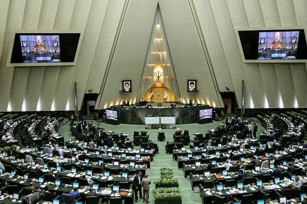 بعد تصريحه حول "رشوة النواب".. رئيس البرلمان الإيراني يهدد بمقاضاة عضو "مصلحة النظام"