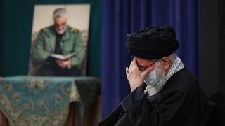 Iranian Economists Call For Deep Changes, Warn of Chaos