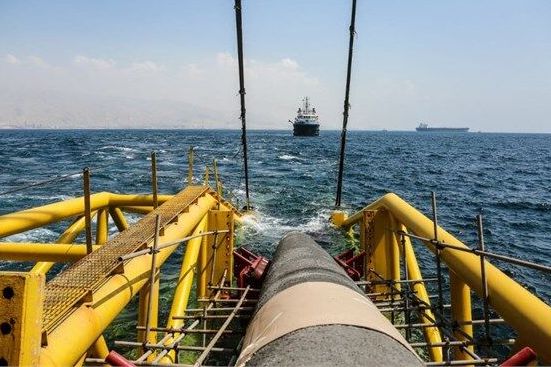 Oil terminal loading pipeline on Persian Gulf