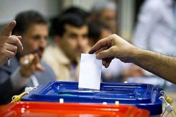 An Iranian man casting a vote in an election