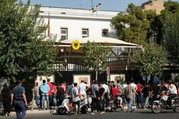 محتجون يتجمعون أمام القنصلية الألمانية في طهران وإصدار التأشيرات لا يزال متوقفًا