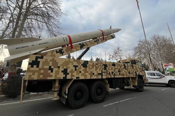 صحيفة إيرانية تدعو للتعامل العسكري مع ممر زنغزور على غرار استهداف قاعدة العديد بقطر