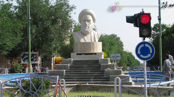 فرماندار اردستان از بازداشت یک شهروند به اتهام اهانت و تخریب مجسمه روحالله خمینی خبر داد