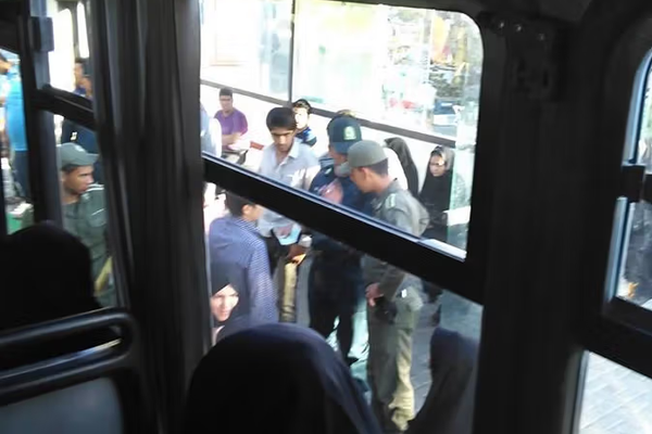 إيران تلاحق الأفغان.. اعتقالات ومصادرات للهواتف بحثًا عن "جواسيس إسرائيل"