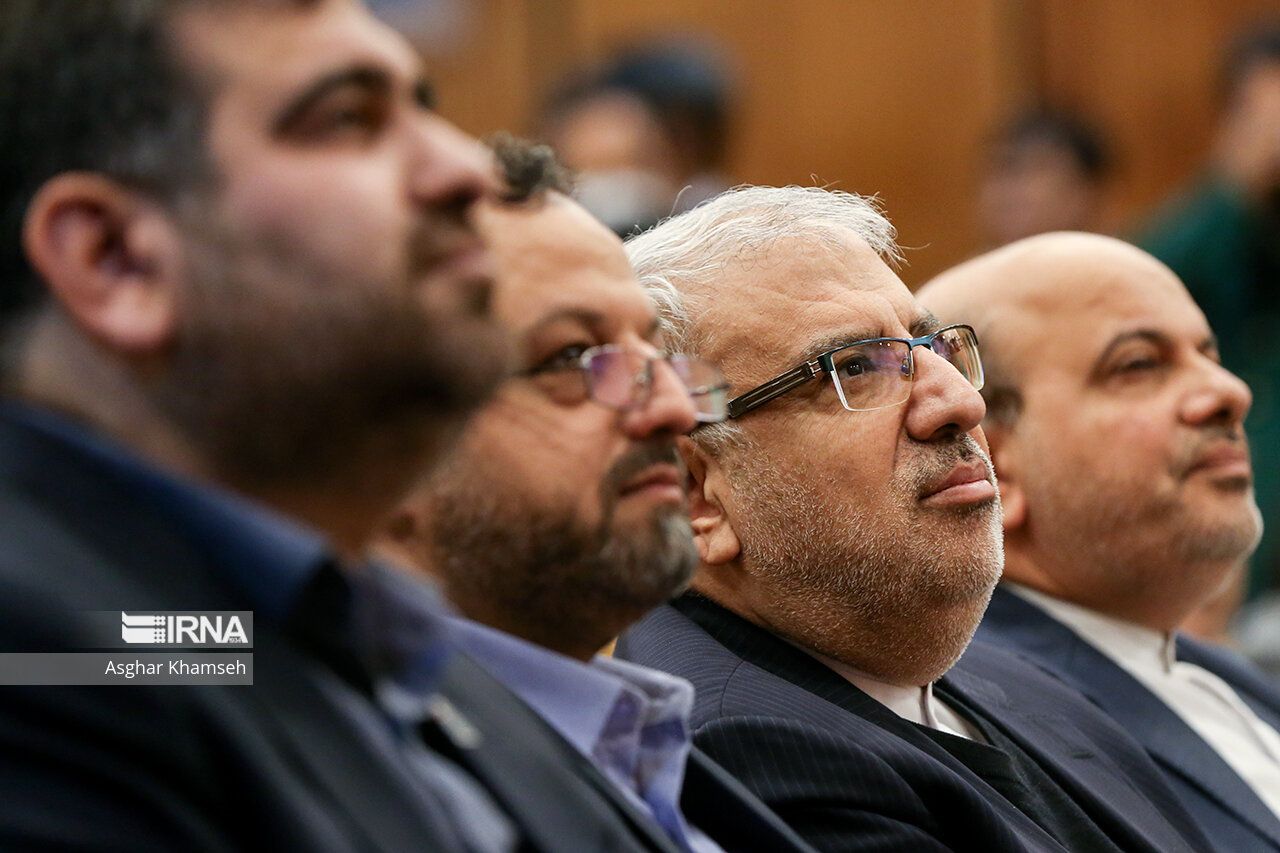 Iran’s oil minister Javad Owji (center) (March 12, 2023)