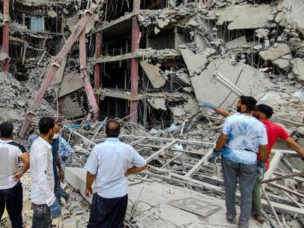 با کشف دو جسد دیگر در محل حادثه متروپل آبادان، تعداد قربانیان به ١٦ نفر رسید