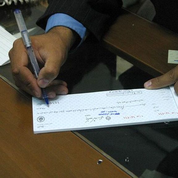 رسانههای ایران خبر دادند که قانون جدید چک از پنجشنبه ۵ فروردین اجرا میشود