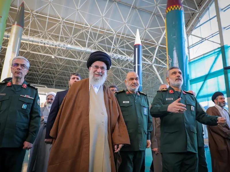 "إسرائيل هیوم": طهران تسعى لمدى صاروخي قاري وسط ضغوط داخلية لإنتاج السلاح النووي