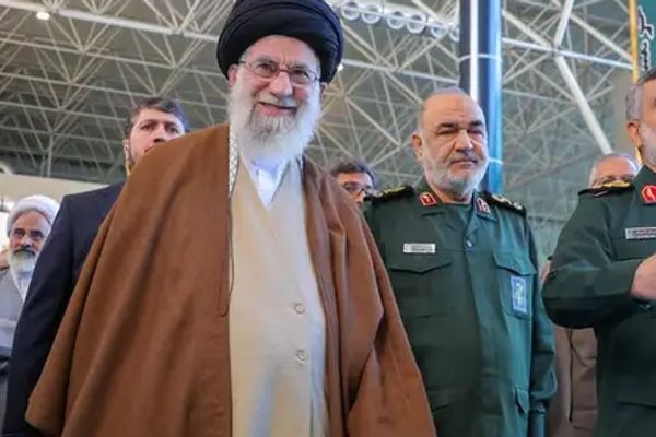 "إسرائيل هیوم": طهران تسعى لمدى صاروخي قاري وسط ضغوط داخلية لإنتاج السلاح النووي