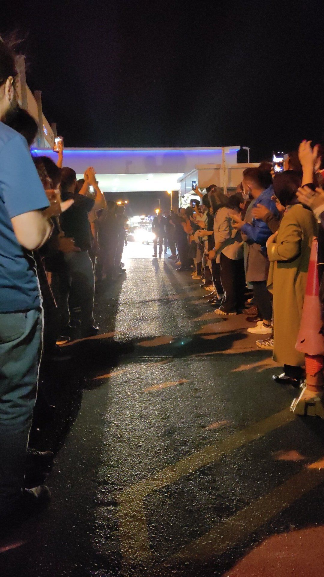 الناز رکابی به ایران رسید و خودرو حامل او بدون توقف از میان خیل استقبال‌کنندگان عبور کرد