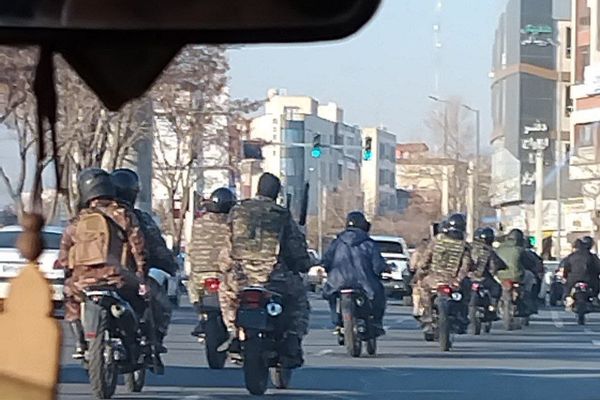 محاصره مردم عزادار و شلیک به آنها در مراسم چهلم جاویدنامان در آبدانان