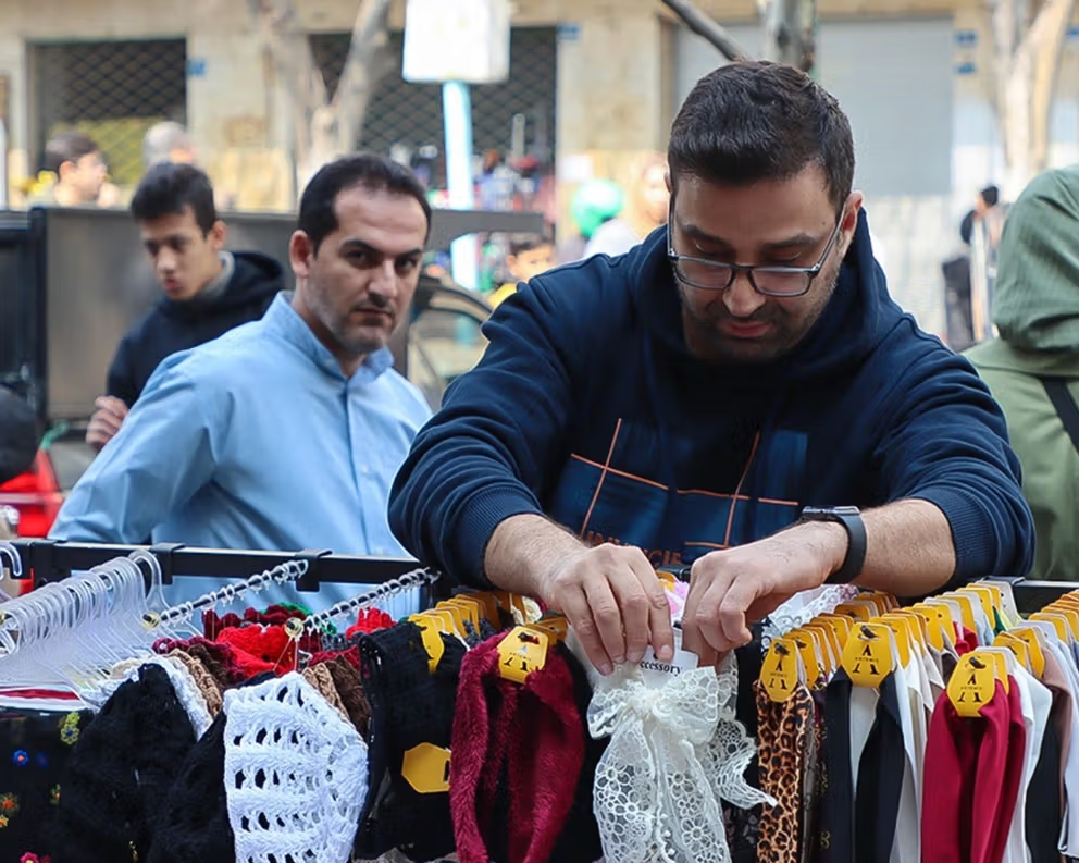 مردم ایران تحت فشار اقتصادی، دولت به‌دنبال تامین هزینه‌های نظامی