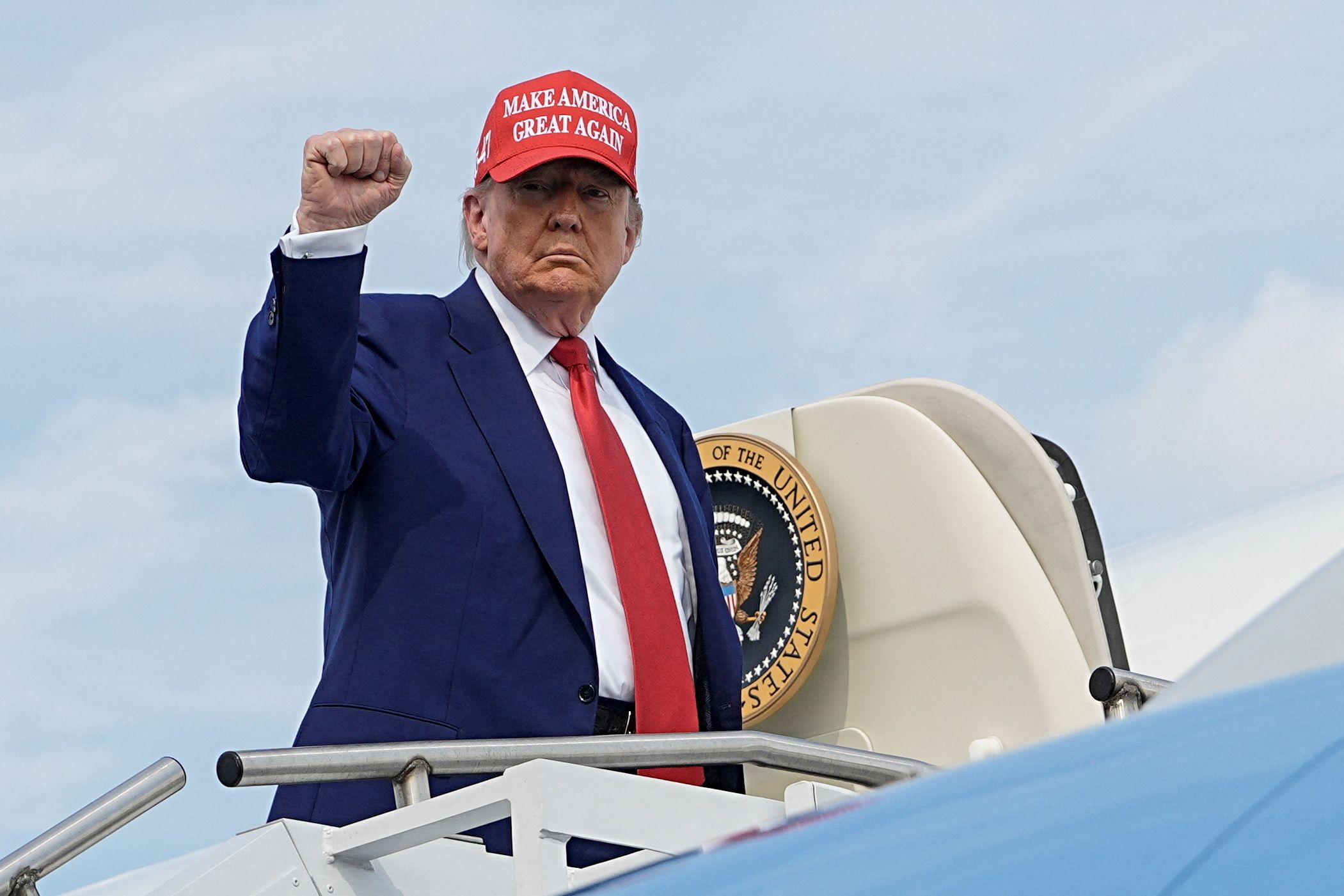 ترامپ از تغییر رژيم در ایران حمایت کرد: «شکوه را به ایران برگردانیم»