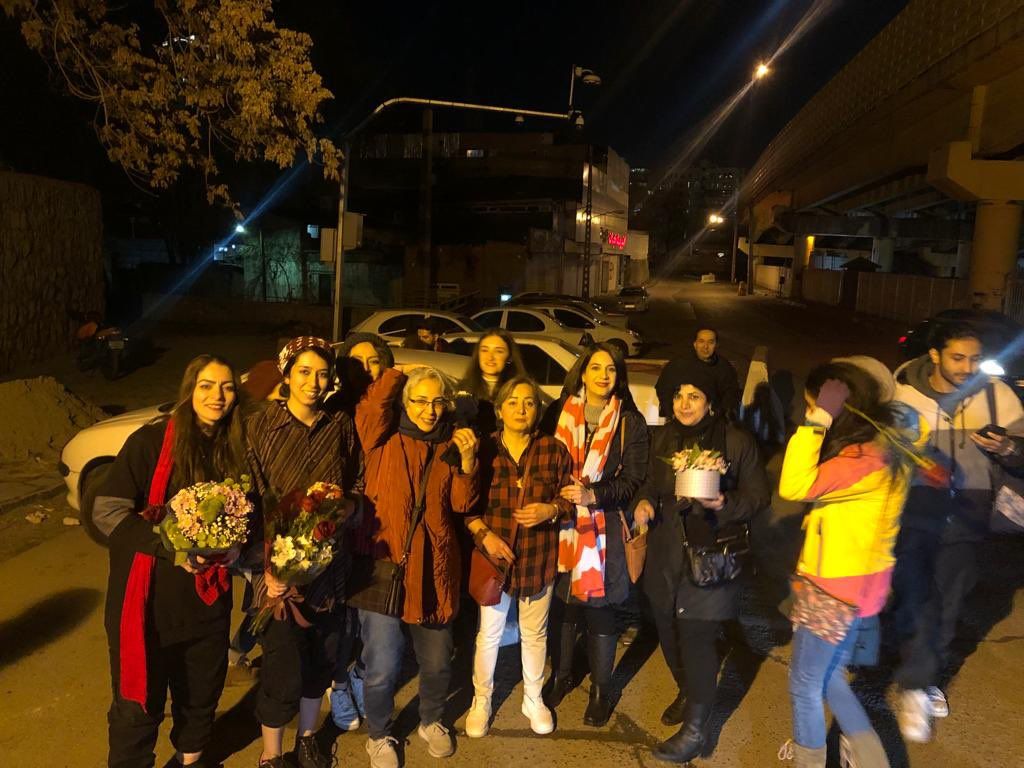 فریاد «زن زندگی آزادی» زنان آزاد شده مقابل اوین؛ تاکید نسرین ستوده بر خواست تغییر حکومت