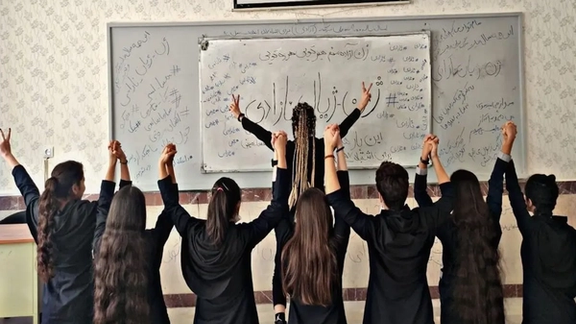 منظمة العفو الدولية: إيران تكثف قمعها ضد المرأة وحرية التعبير والتجمعات السلمية