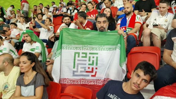 پرچم منقش به «زن زندگی آزادی» در ورزشگاه قطر