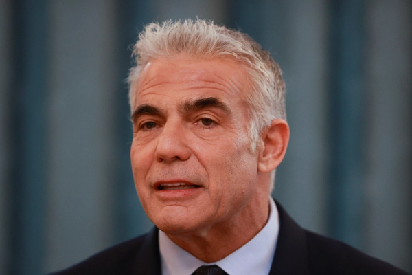 لاپید آتشبس آمریکا و جمهوری اسلامی را «فاجعه سیاسی» خواند