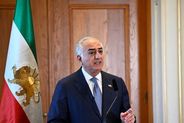 شاهزاده رضا پهلوی: جمهوری اسلامی هفتههاست اینترنت را قطع کرده و ایرانیان را اعدام میکند