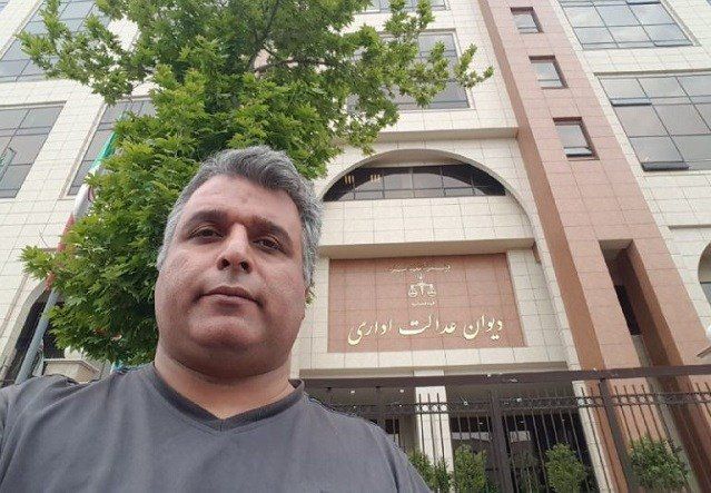 پیام ولی در مقابل ساختمان دیوان عدالت اداری کشور