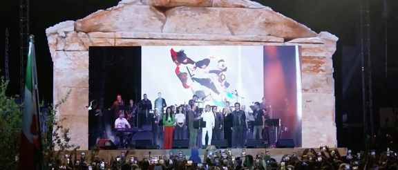 داریوش و هزاران ایرانی در گردهمایی کوروش ترانه «دوباره میسازمت وطن» را همخوانی کردند